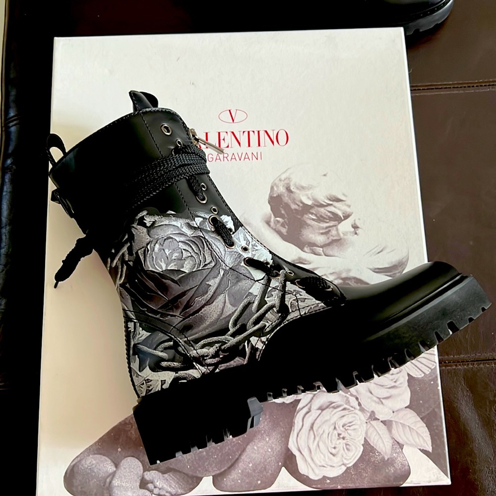 VALENTINO GARAVANI 
Leather Combat Boots Black EUR 38 US 8